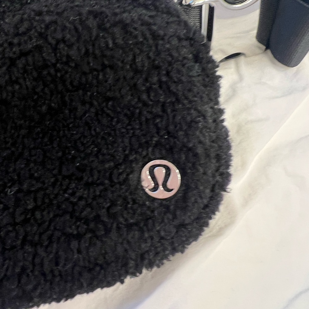 Lululemon Everywhere Bag in Black Sherpa - Picture 4 of 7